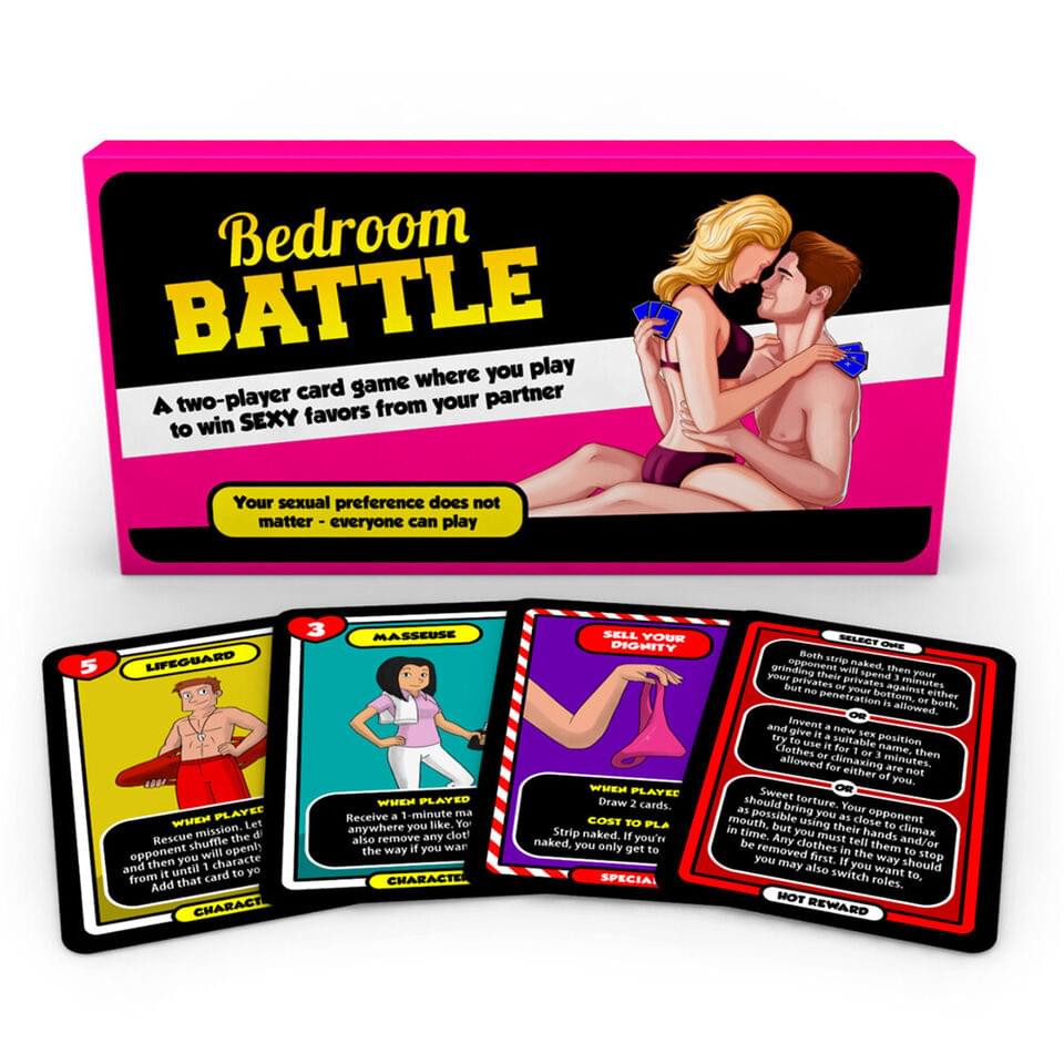 Couple jouant au jeu de cartes érotique Bedroom Battle dans une ambiance romantique sur canapé